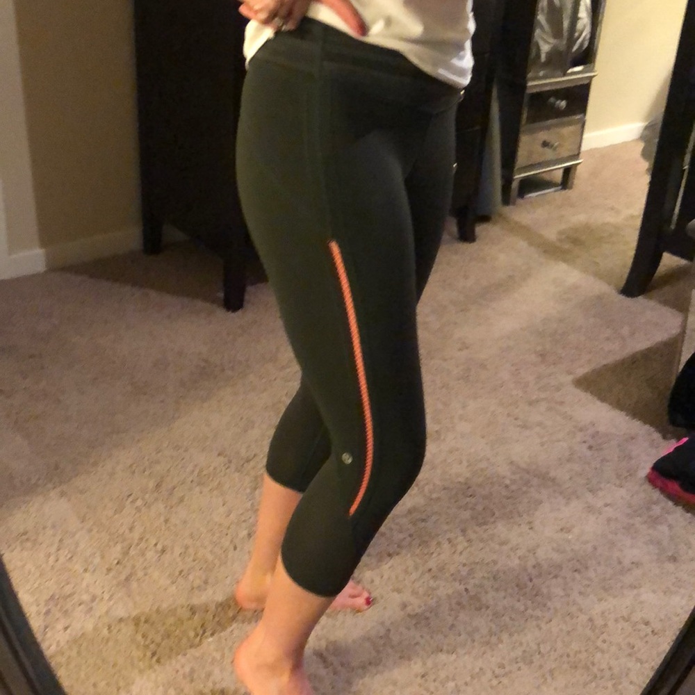 Crop olive green Capri legging.